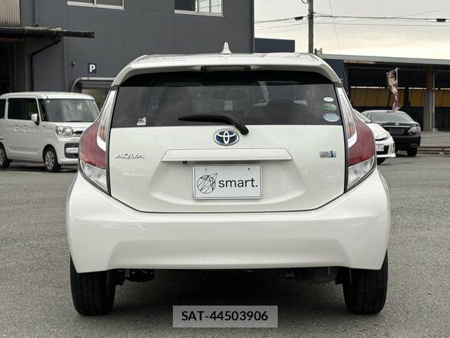 Toyota AQUA 2015-01 8779495-7