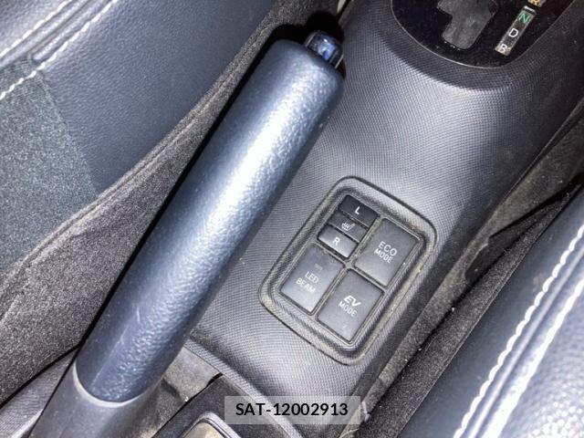 Toyota AQUA 2014-08 8779475-16