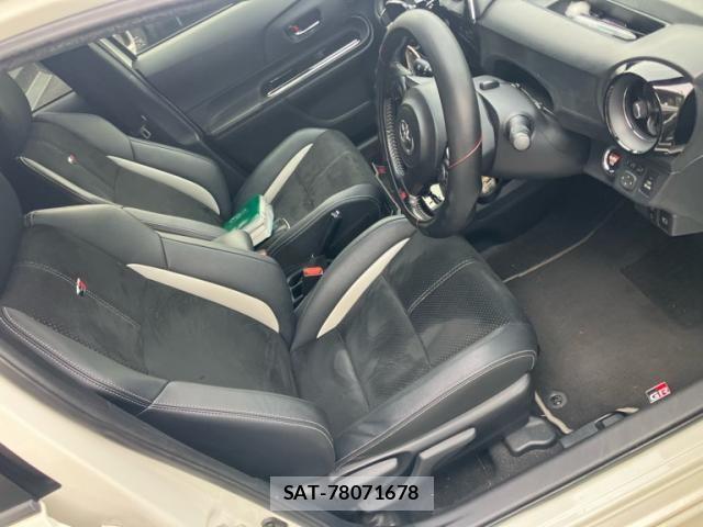 Toyota AQUA 2018-07 8779490-11