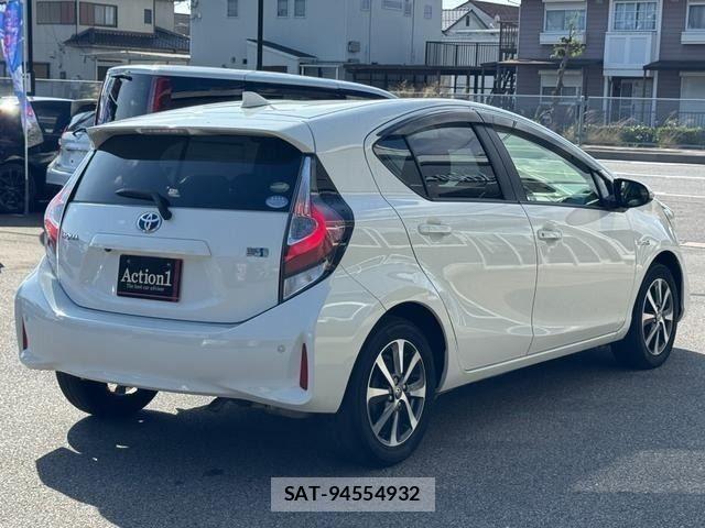 Toyota AQUA 2017-11 8779466-5