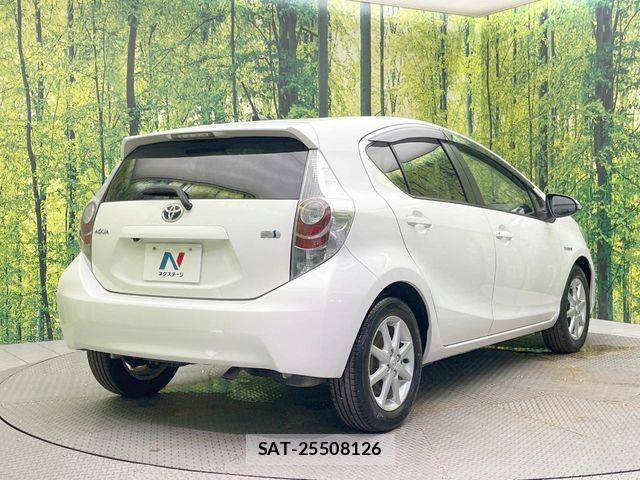 Toyota AQUA 2013-02 8795257-16
