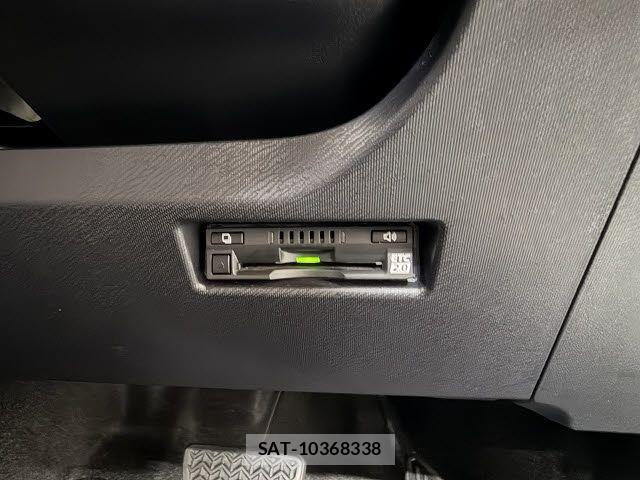 Toyota AQUA 2017-09 8795246-9