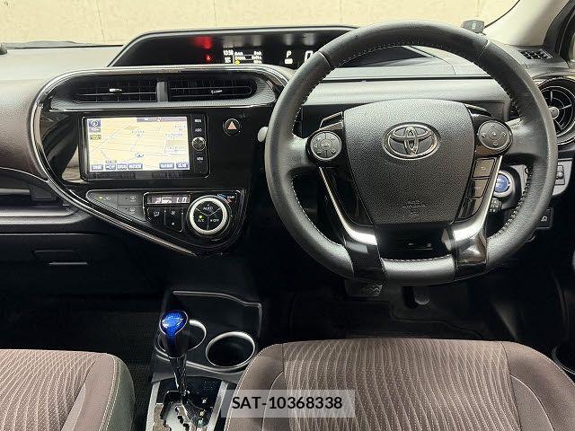 Toyota AQUA 2017-09 8795246-1