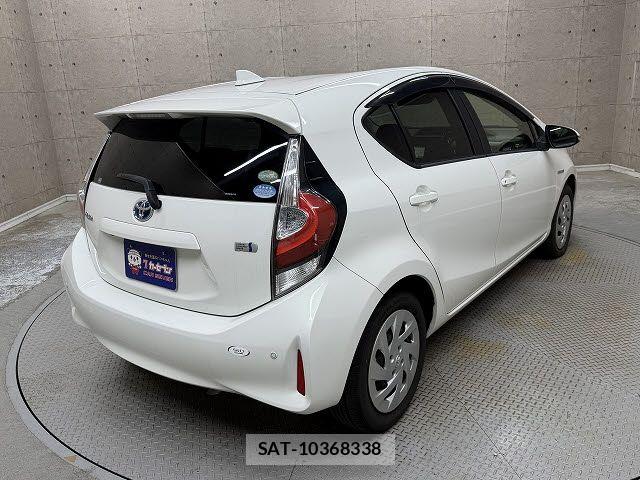 Toyota AQUA 2017-09 8795246-2