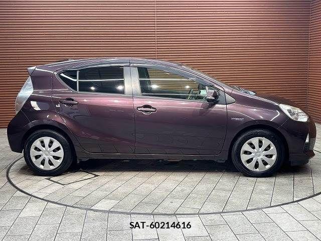 Toyota AQUA 2014-01 8795260-16