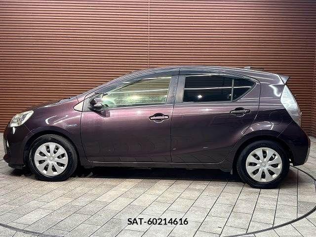 Toyota AQUA 2014-01 8795260-17