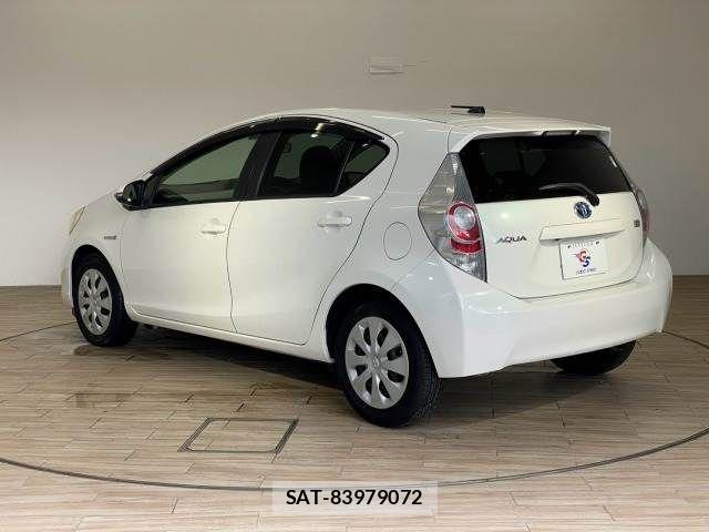 Toyota AQUA 2013-06 8795256-16