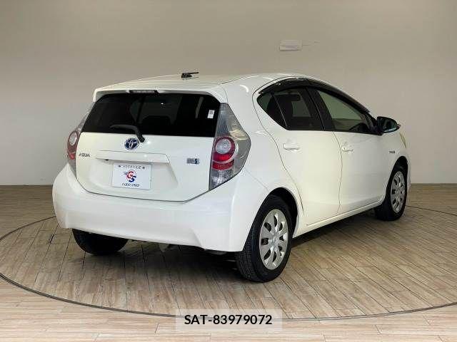 Toyota AQUA 2013-06 8795256-17