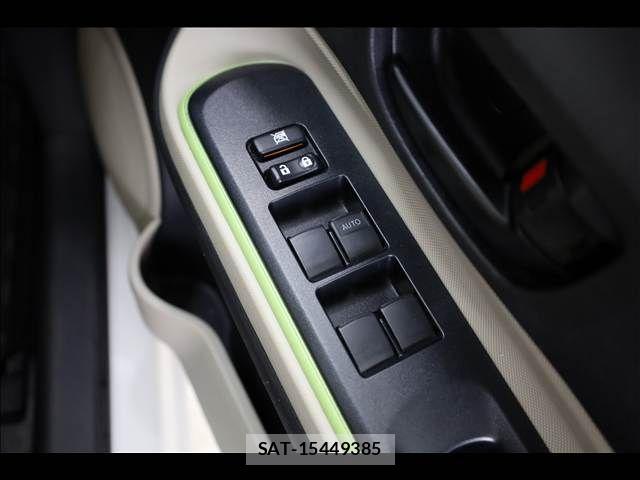 Toyota AQUA 2013-11 8795268-9