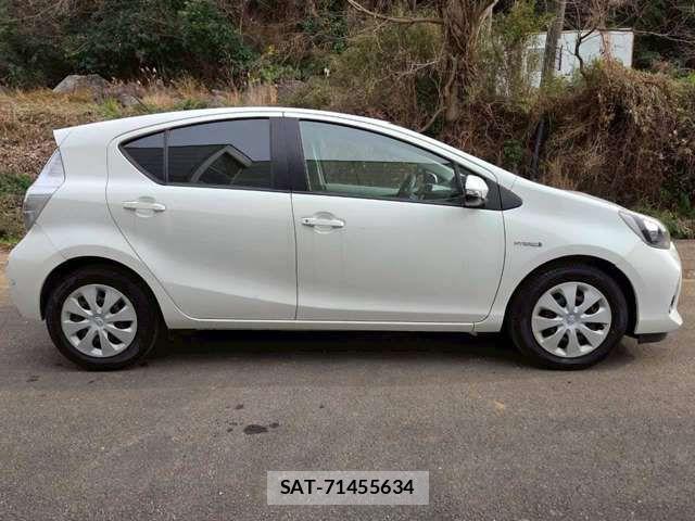 Toyota AQUA 2013-03 8827821-10