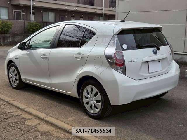 Toyota AQUA 2013-03 8827821-6