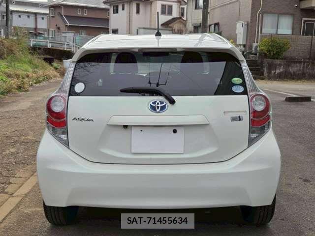 Toyota AQUA 2013-03 8827821-7