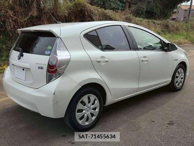 Toyota AQUA 2013-03 8827821-8