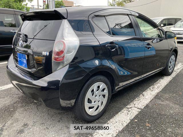 Toyota AQUA 2013-09 8827833-3