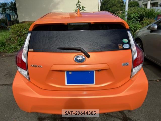 Toyota AQUA 2015-02 8827861-1