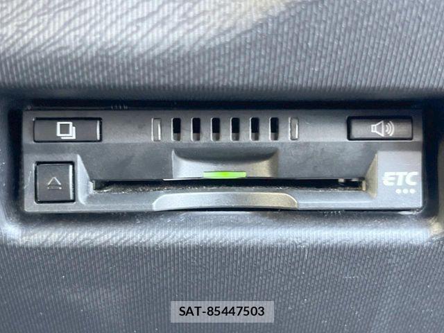 Toyota AQUA 2017-07 8827801-6