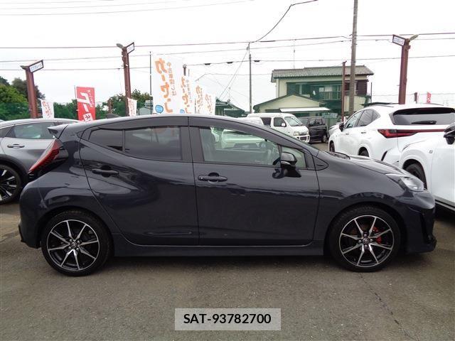 Toyota AQUA 2025-03 8827777-3