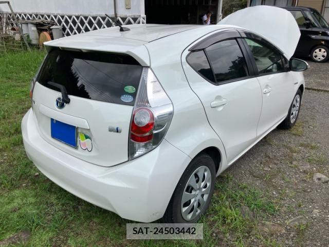 Toyota AQUA 2013-09 8827847-2