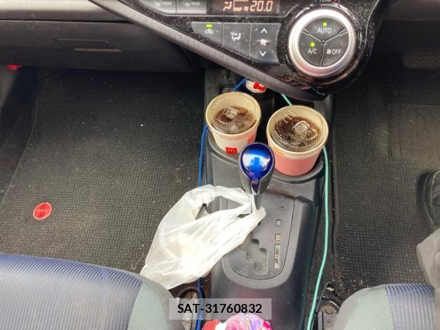 Toyota AQUA 2015-12 8827850-17