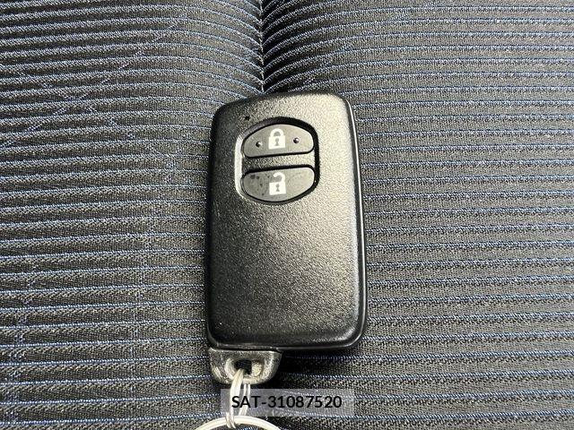 Toyota AQUA 2016-09 8827804-17