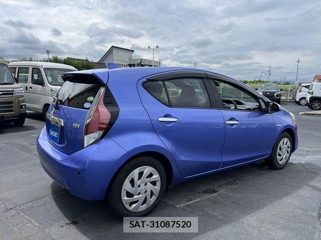 Toyota AQUA 2016-09 8827804-3