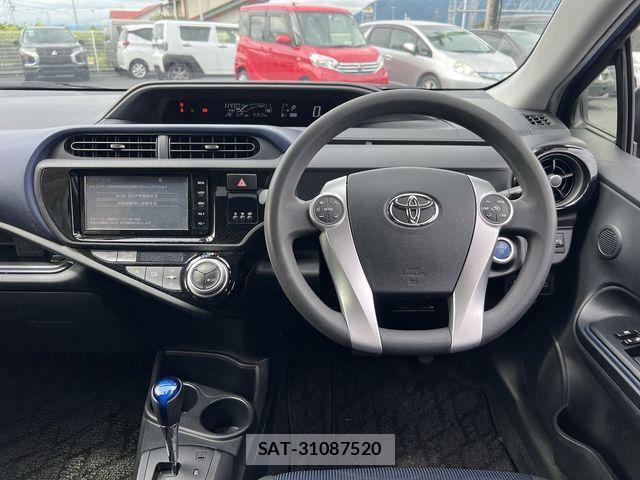 Toyota AQUA 2016-09 8827804-7