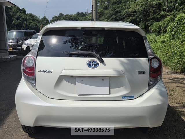 Toyota AQUA 2014-11 8827814-9