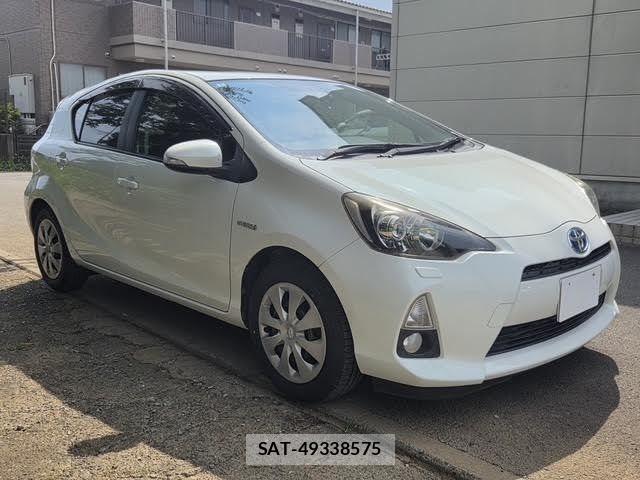 Toyota AQUA 2014-11 8827814-6