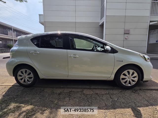 Toyota AQUA 2014-11 8827814-7