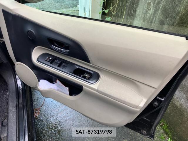 Toyota AQUA 2013-10 8827831-17
