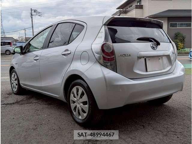 Toyota AQUA 2013-04 8827829-6