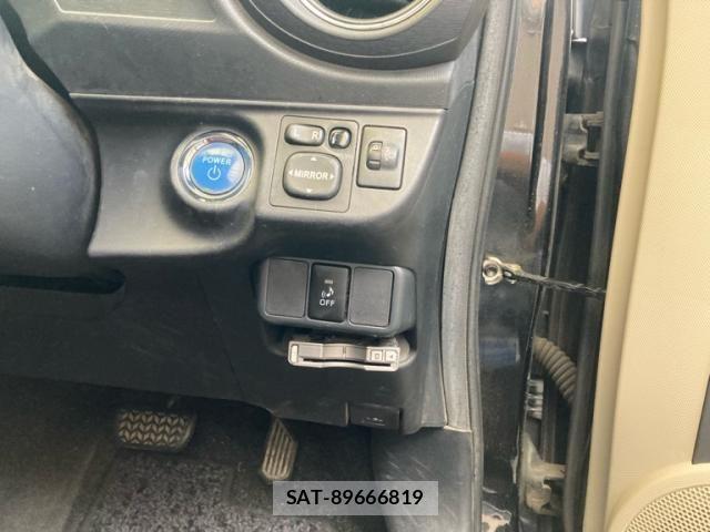 Toyota AQUA 2013-02 8827843-19