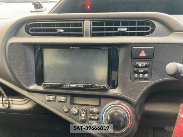 Toyota AQUA 2013-02 8827843-21