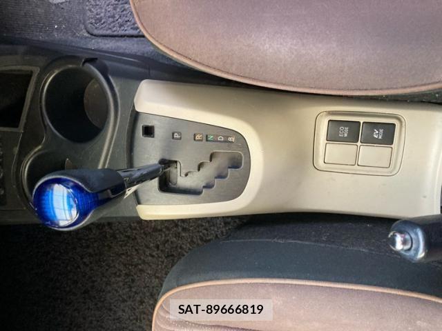 Toyota AQUA 2013-02 8827843-22