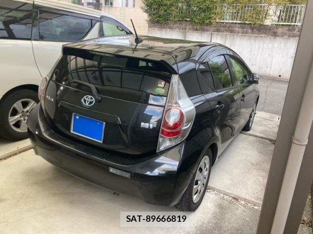 Toyota AQUA 2013-02 8827843-2