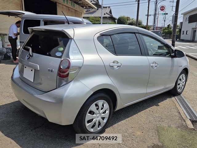 Toyota AQUA 2013-04 8827830-9