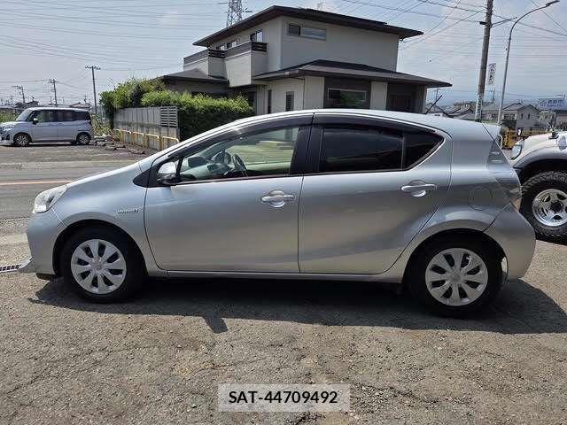 Toyota AQUA 2013-04 8827830-10