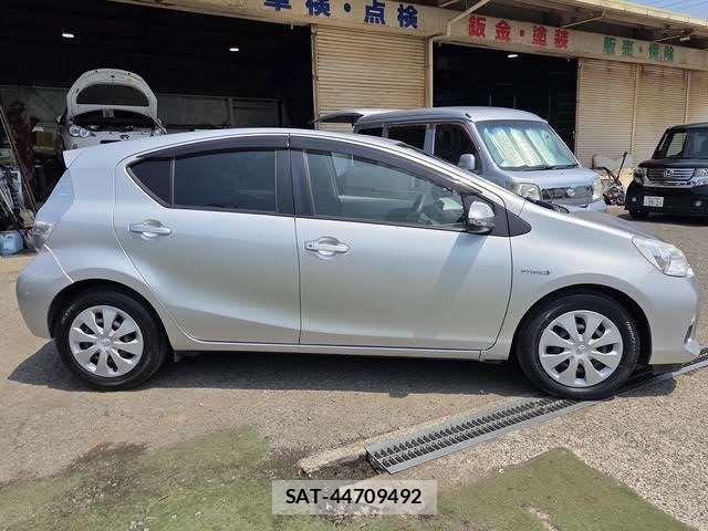 Toyota AQUA 2013-04 8827830-11