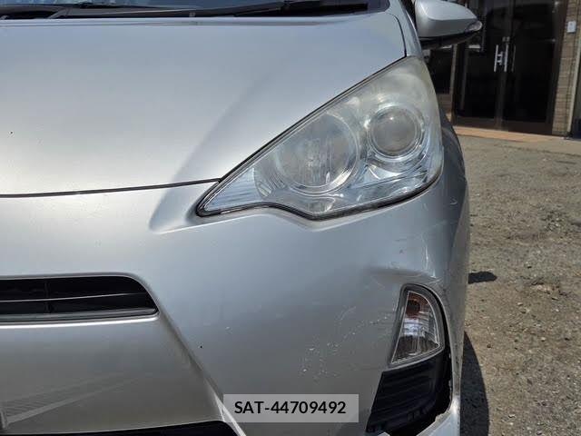 Toyota AQUA 2013-04 8827830-12