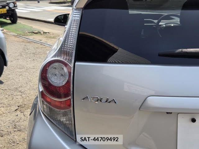 Toyota AQUA 2013-04 8827830-15