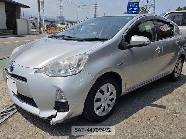 Toyota AQUA 2013-04 8827830-4