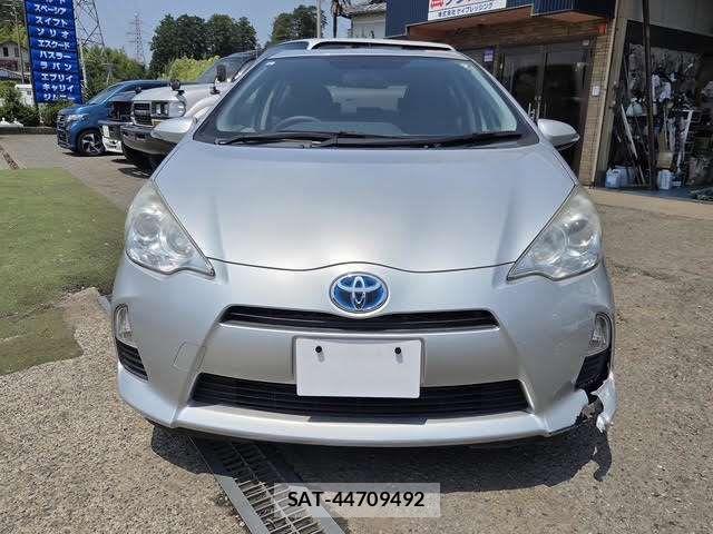 Toyota AQUA 2013-04 8827830-5