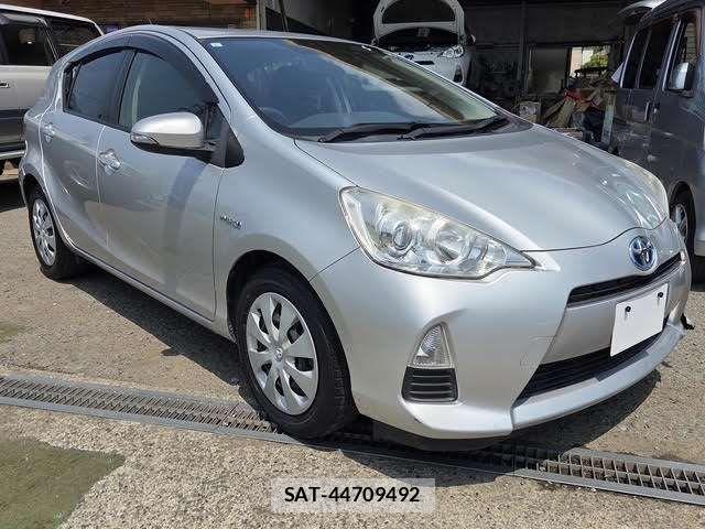 Toyota AQUA 2013-04 8827830-6