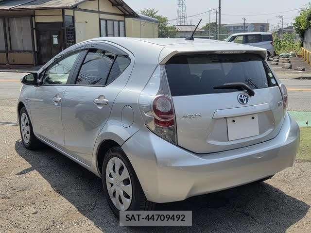 Toyota AQUA 2013-04 8827830-7
