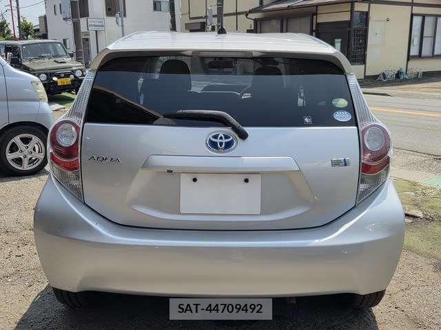 Toyota AQUA 2013-04 8827830-8