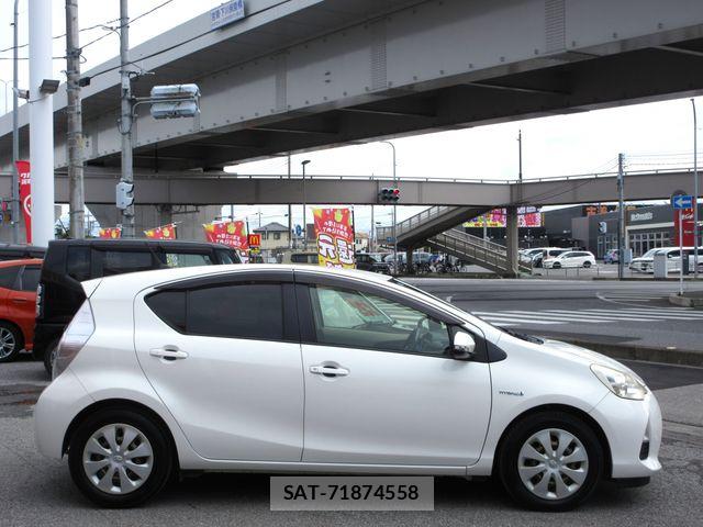 Toyota AQUA 2013-03 8827813-13