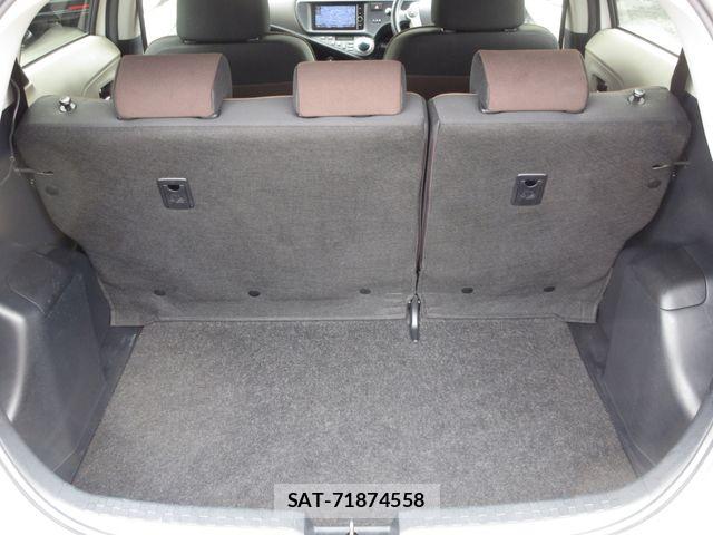 Toyota AQUA 2013-03 8827813-16