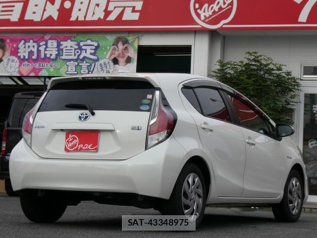 Toyota AQUA 2015-11 8827845-6