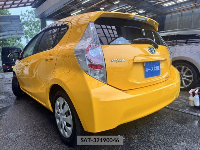 Toyota AQUA 2012-03 8827844-3