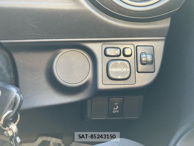 Toyota AQUA 2013-10 8827848-19
